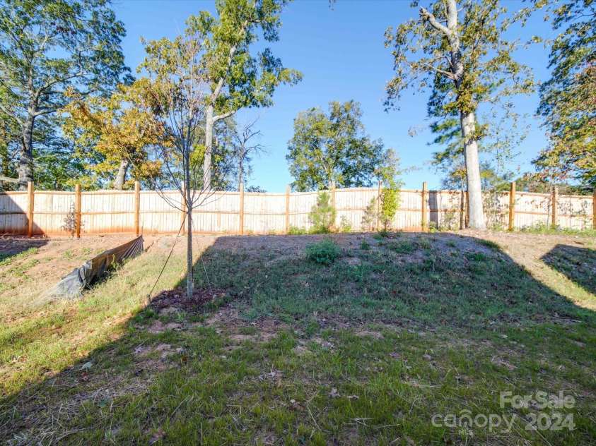 560 Geneva Circle, Gastonia, NC 28056.  MLS# CAR4186288, YatesRealty ID 19402. 