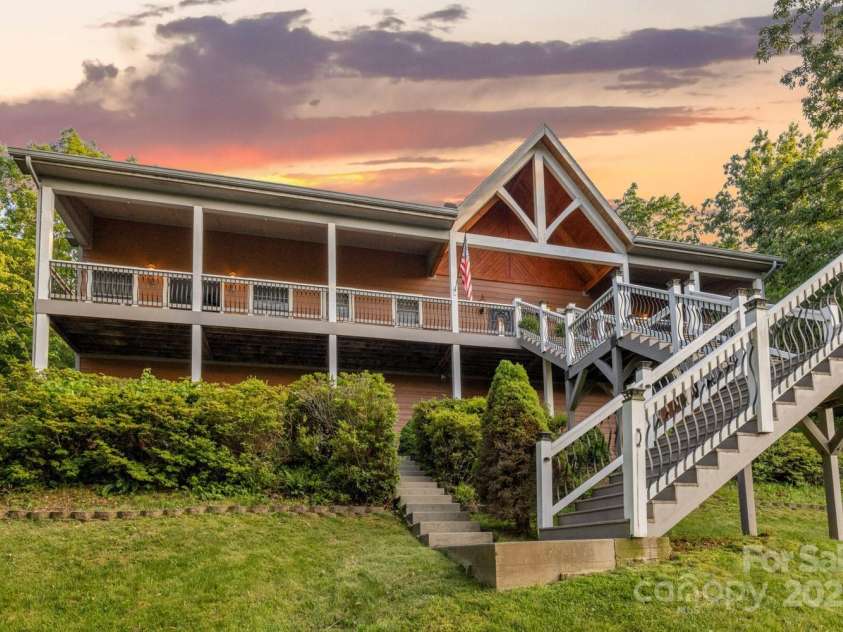 6 Grouse Terrace, Fairview, NC 28730.  MLS# CAR4269156, YatesRealty ID 19403. Living the grand life!