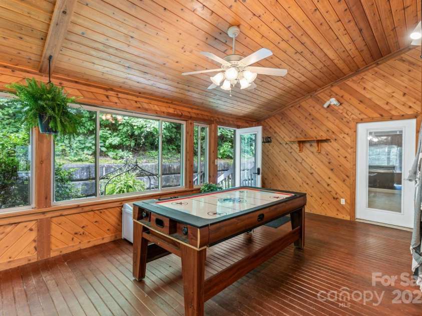 6 Grouse Terrace, Fairview, NC 28730.  MLS# CAR4269156, YatesRealty ID 19403. Sunroom