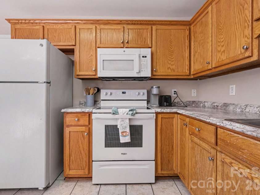 2240 15th Avenue, Hickory, NC 28601.  MLS# CAR4416073, YatesRealty ID 19404. Kitchen