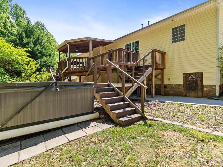 6425 Colonial Garden Drive, Huntersville, NC 28078.  MLS# CAR4377492, YatesRealty ID 19408. Tiered Back Deck