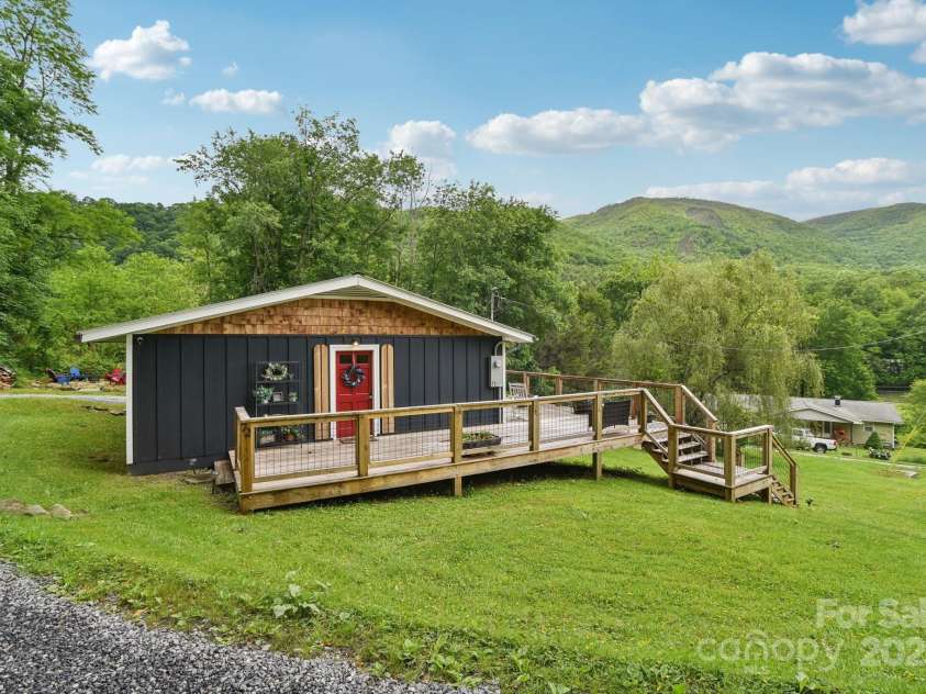 72 Wakulla Drive, Maggie Valley, NC 28751.  MLS# CAR4265486, YatesRealty ID 19410. 
