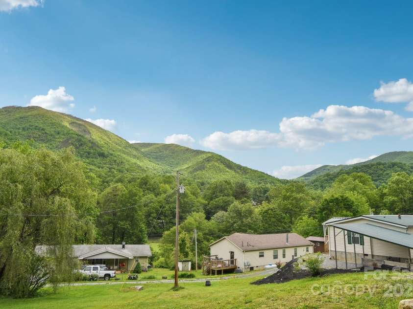 72 Wakulla Drive, Maggie Valley, NC 28751.  MLS# CAR4265486, YatesRealty ID 19410. 