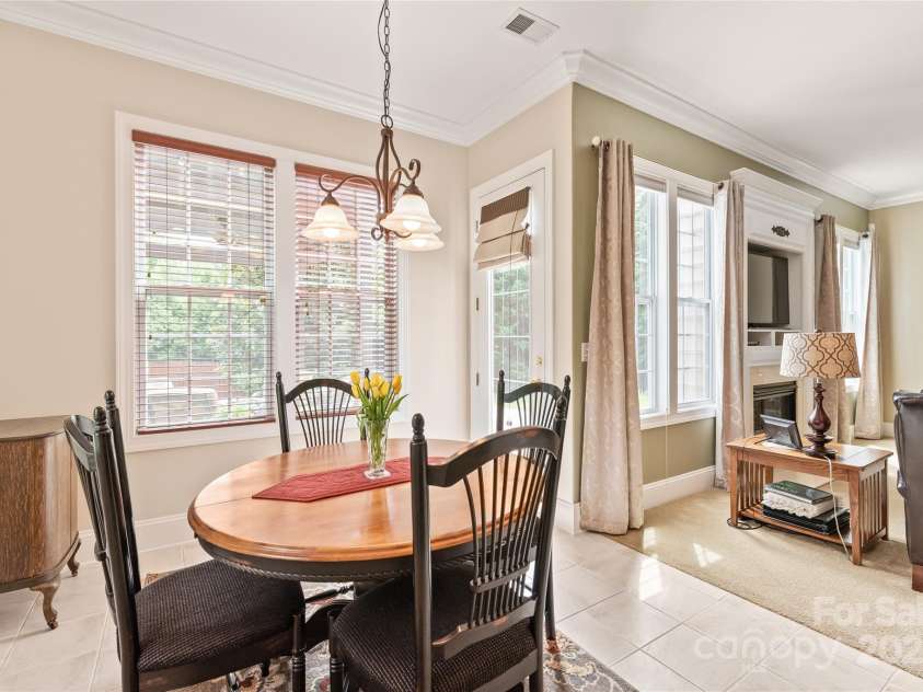 8115 Wilburn Court, Charlotte, NC 28277.  MLS# CAR4264288, YatesRealty ID 19412. Breakfast area