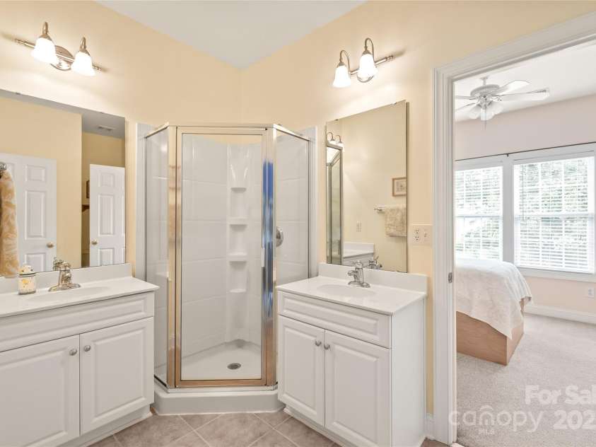 8115 Wilburn Court, Charlotte, NC 28277.  MLS# CAR4264288, YatesRealty ID 19412. Jack and jill bath