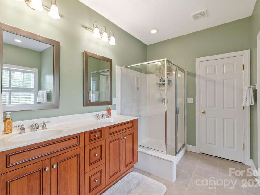 8115 Wilburn Court, Charlotte, NC 28277.  MLS# CAR4264288, YatesRealty ID 19412. Primary bath