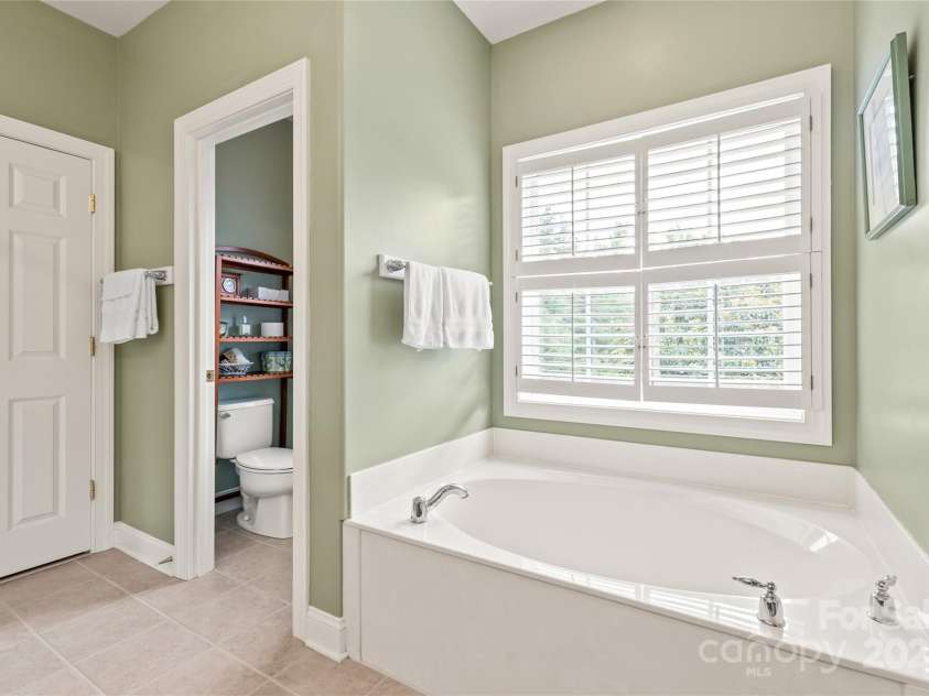 8115 Wilburn Court, Charlotte, NC 28277.  MLS# CAR4264288, YatesRealty ID 19412. Primary bath