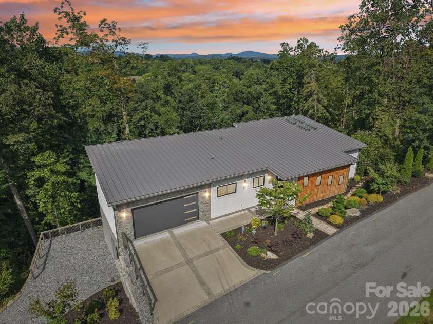 55 Laurel Spring Lane, Hendersonville, NC 28739.  MLS# CAR4374819, YatesRealty ID 19413. 