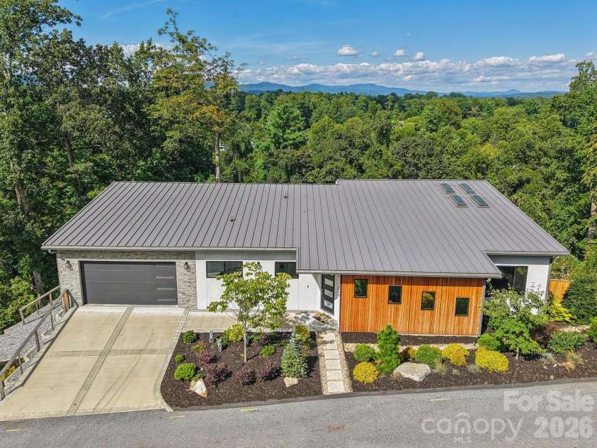 55 Laurel Spring Lane, Hendersonville, NC 28739.  MLS# CAR4374819, YatesRealty ID 19413. 