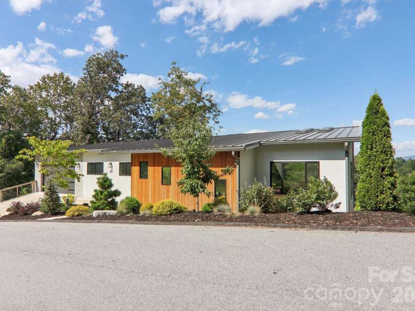 55 Laurel Spring Lane, Hendersonville, NC 28739.  MLS# CAR4374819, YatesRealty ID 19413. 