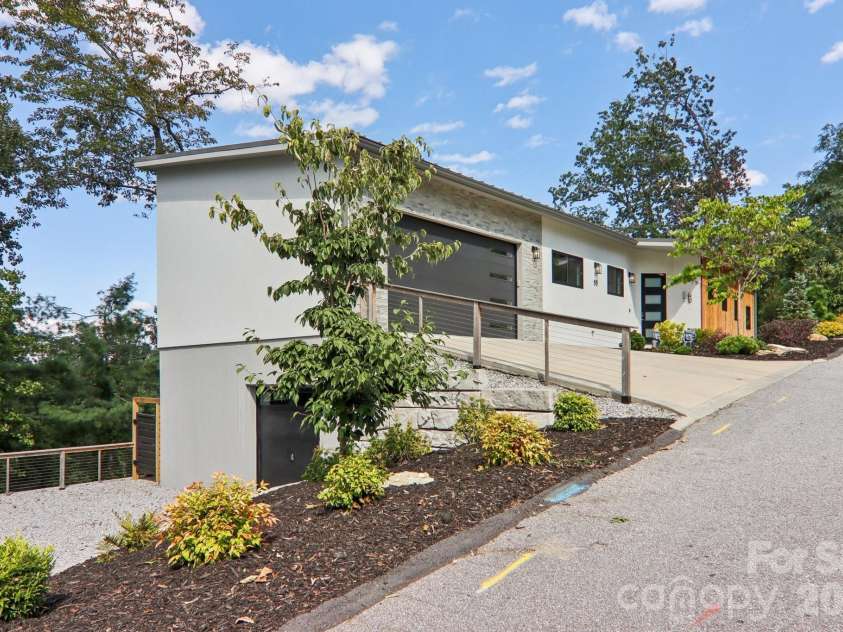 55 Laurel Spring Lane, Hendersonville, NC 28739.  MLS# CAR4374819, YatesRealty ID 19413. 
