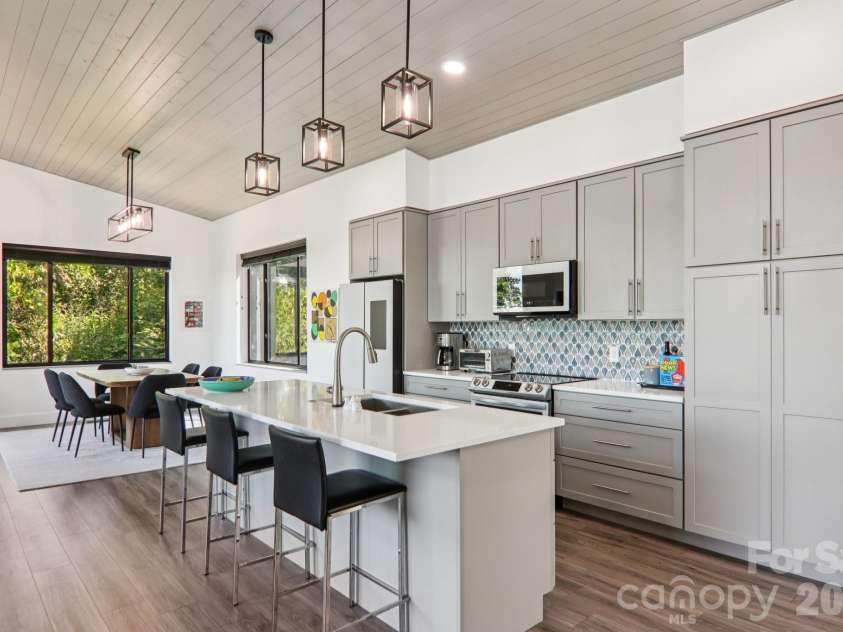 55 Laurel Spring Lane, Hendersonville, NC 28739.  MLS# CAR4374819, YatesRealty ID 19413. 