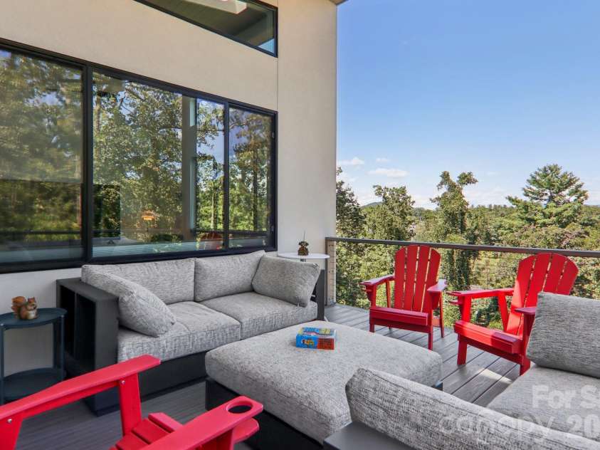 55 Laurel Spring Lane, Hendersonville, NC 28739.  MLS# CAR4374819, YatesRealty ID 19413. 