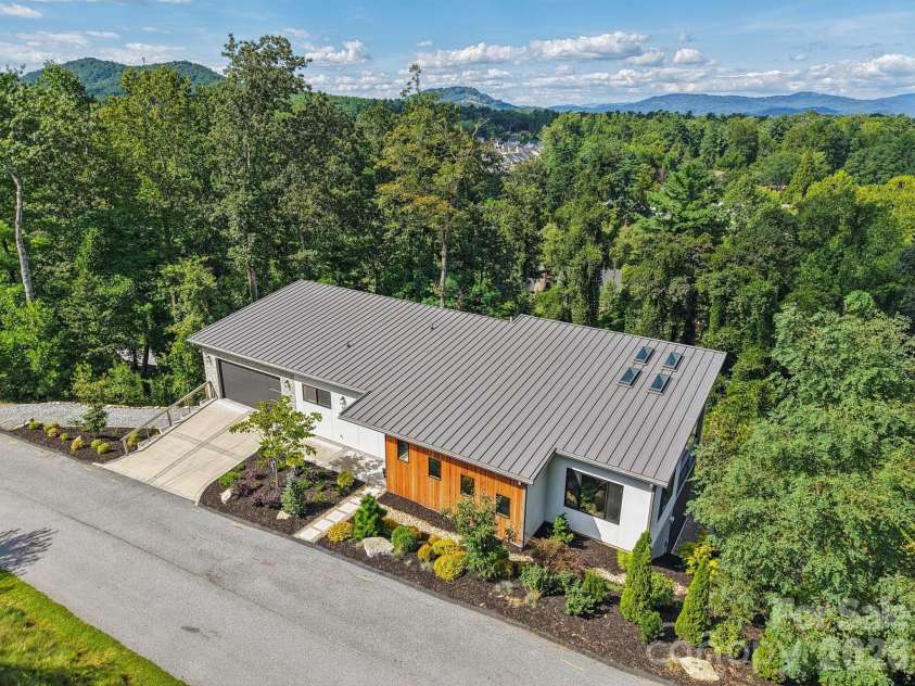 55 Laurel Spring Lane, Hendersonville, NC 28739.  MLS# CAR4374819, YatesRealty ID 19413. 