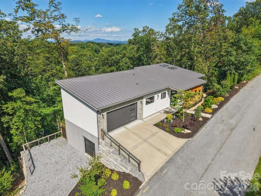 55 Laurel Spring Lane, Hendersonville, NC 28739.  MLS# CAR4374819, YatesRealty ID 19413. 