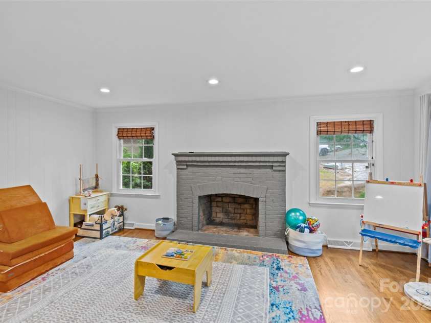 2418 Ainsdale Road, Charlotte, NC 28226.  MLS# CAR4289180, YatesRealty ID 19414. 
