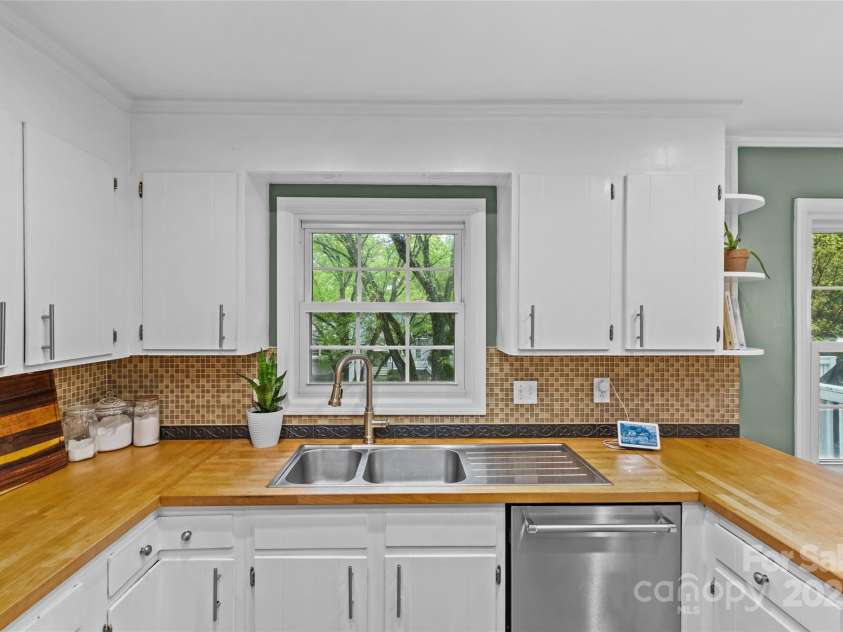 2418 Ainsdale Road, Charlotte, NC 28226.  MLS# CAR4289180, YatesRealty ID 19414. 