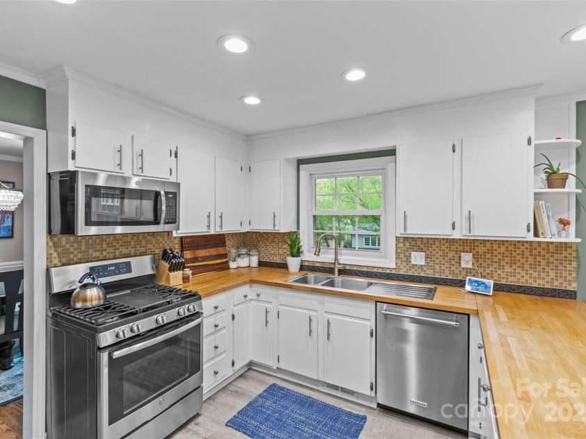 2418 Ainsdale Road, Charlotte, NC 28226.  MLS# CAR4289180, YatesRealty ID 19414. 