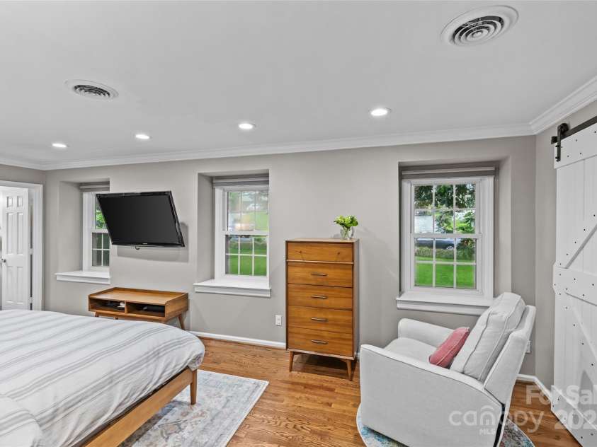 2418 Ainsdale Road, Charlotte, NC 28226.  MLS# CAR4289180, YatesRealty ID 19414. 