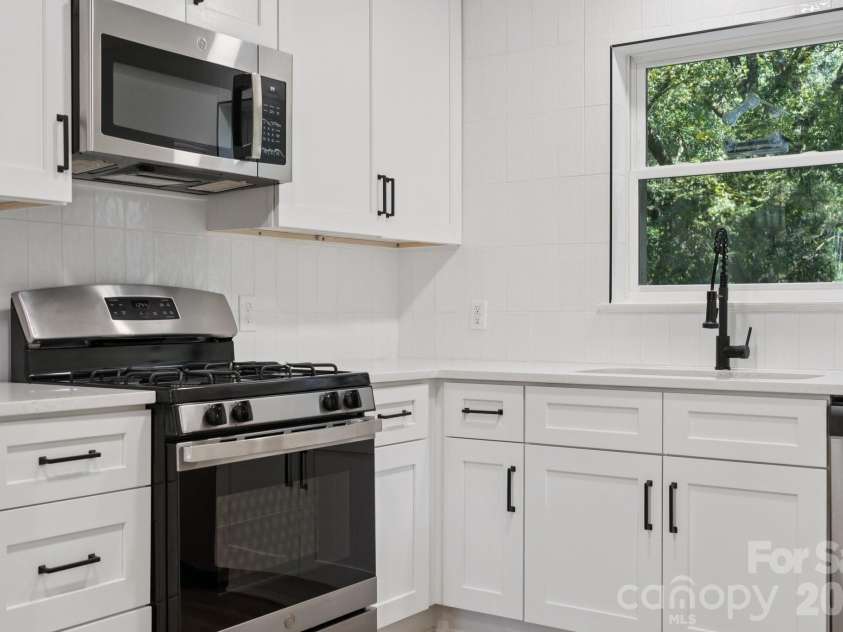 5423 Lantana Avenue, Charlotte, NC 28212.  MLS# CAR4376686, YatesRealty ID 19415. 