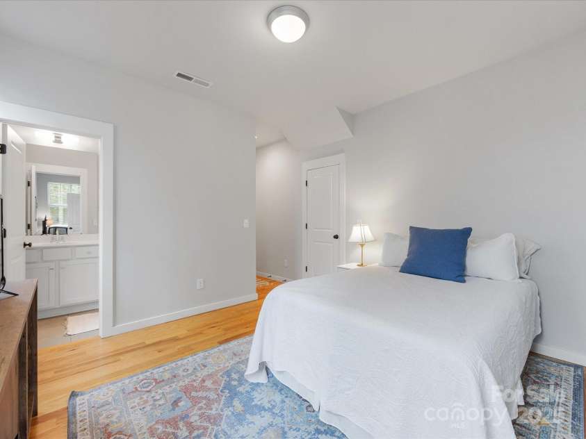 933 36th Street, Charlotte, NC 28205.  MLS# CAR4260329, YatesRealty ID 19416. 