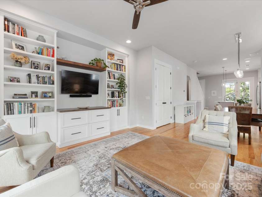 933 36th Street, Charlotte, NC 28205.  MLS# CAR4260329, YatesRealty ID 19416. 