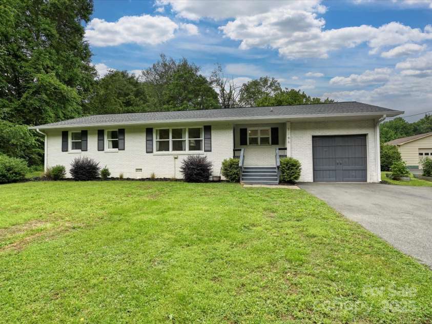 136 Gable Road, Mooresville, NC 28115.  MLS# CAR4260868, YatesRealty ID 19417. 