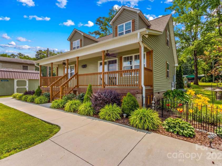 270 Yachtsman Drive, Salisbury, NC 28146.  MLS# CAR4265159, YatesRealty ID 19418. 