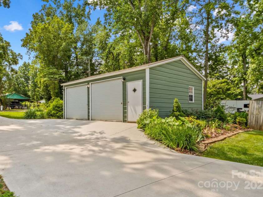 270 Yachtsman Drive, Salisbury, NC 28146.  MLS# CAR4265159, YatesRealty ID 19418. 