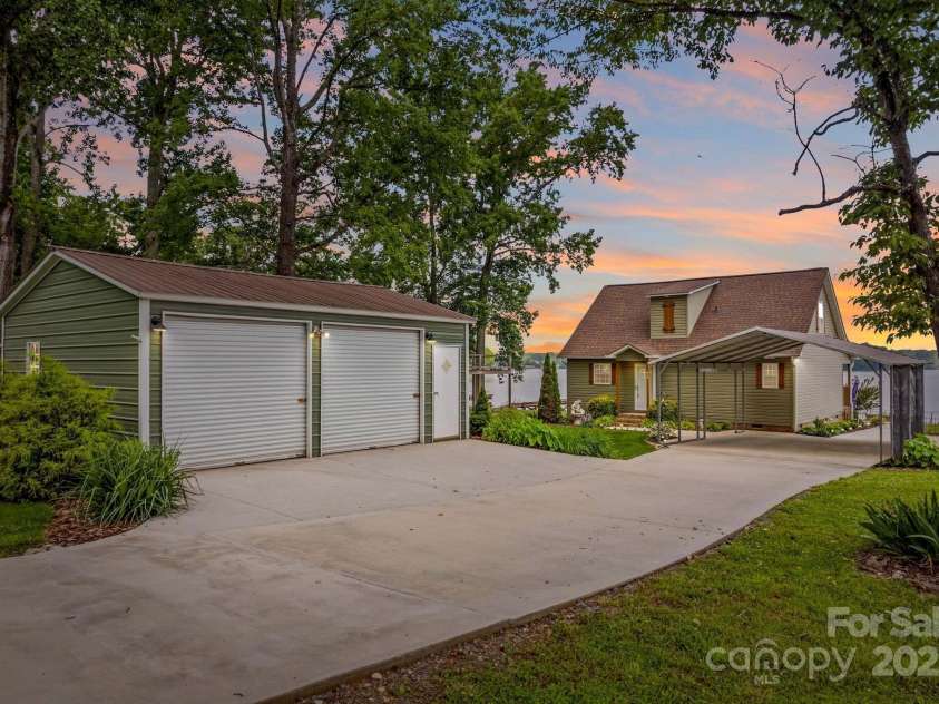 270 Yachtsman Drive, Salisbury, NC 28146.  MLS# CAR4265159, YatesRealty ID 19418. 