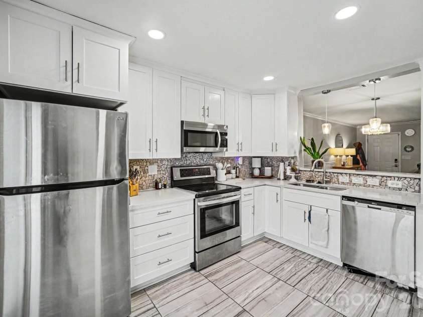 5909 Cougar Lane, Charlotte, NC 28269.  MLS# CAR4376540, YatesRealty ID 19418. Kitchen