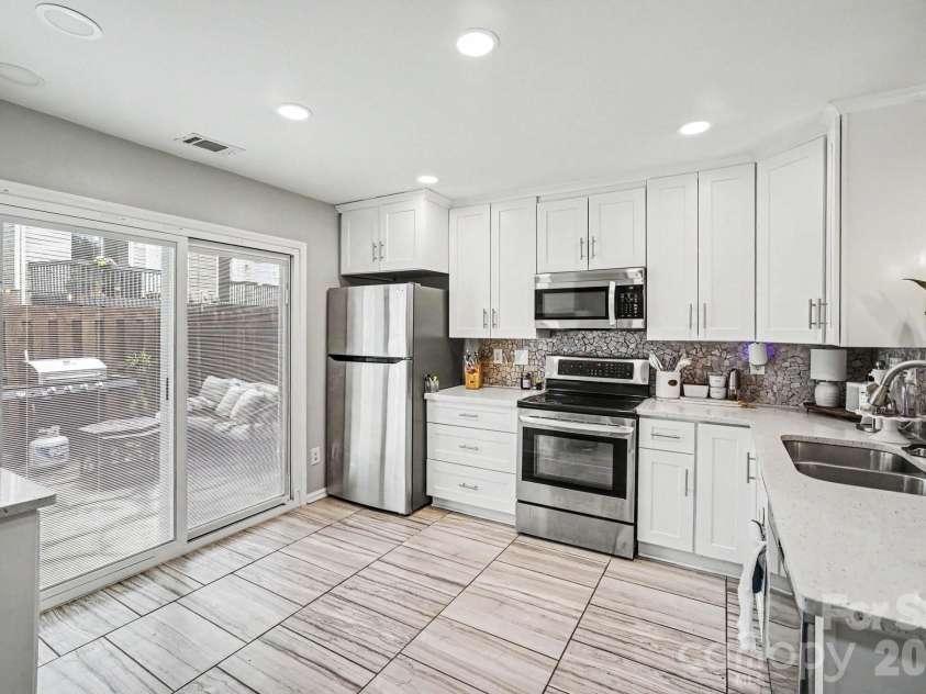 5909 Cougar Lane, Charlotte, NC 28269.  MLS# CAR4376540, YatesRealty ID 19418. Kitchen