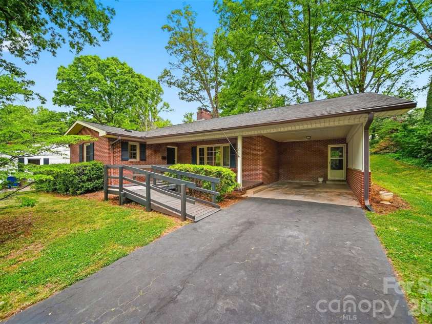 105 Ann Street, Morganton, NC 28655.  MLS# CAR4371438, YatesRealty ID 19422. 