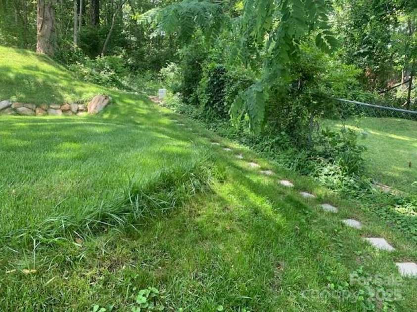 107 ROBLEIGH Drive, Hendersonville, NC 28739.  MLS# CAR4266575, YatesRealty ID 19426. 1ST TERRACE, LEVEL W/ INLAID GRASS & FLAT