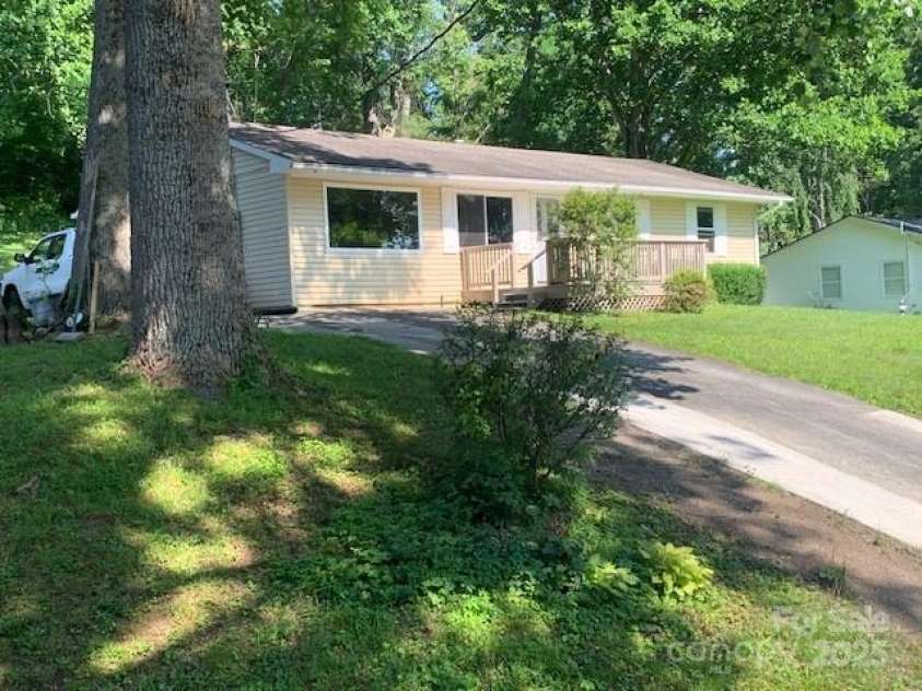 107 ROBLEIGH Drive, Hendersonville, NC 28739.  MLS# CAR4266575, YatesRealty ID 19426. 