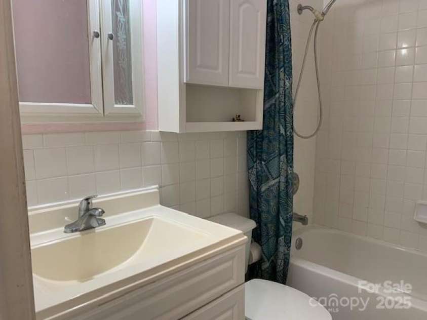 107 ROBLEIGH Drive, Hendersonville, NC 28739.  MLS# CAR4266575, YatesRealty ID 19426. FULL BATH, HALL WAYEASY FOR ALL