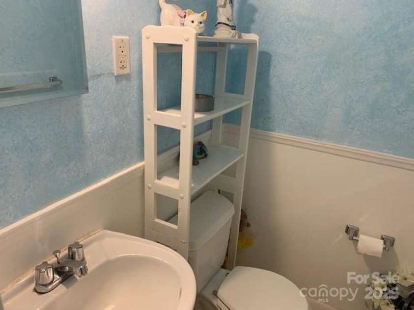 107 ROBLEIGH Drive, Hendersonville, NC 28739.  MLS# CAR4266575, YatesRealty ID 19426. HALF BATH ON-SUITEPRIVACY