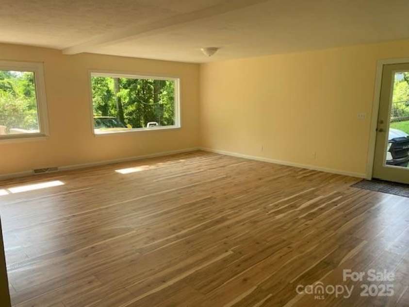 107 ROBLEIGH Drive, Hendersonville, NC 28739.  MLS# CAR4266575, YatesRealty ID 19426. LIVE THE ADVANTAGE OF THE NEW ADDITION.