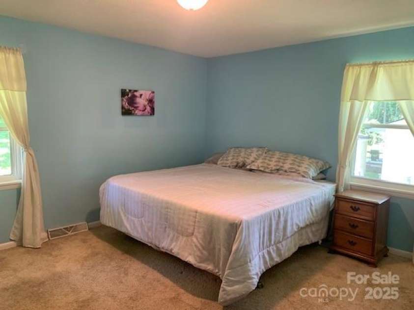 107 ROBLEIGH Drive, Hendersonville, NC 28739.  MLS# CAR4266575, YatesRealty ID 19426. PRIMARY BR, MAY BE ANY YOU CHOOSE