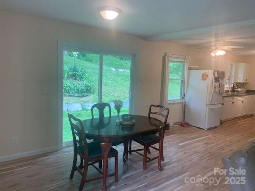 107 ROBLEIGH Drive, Hendersonville, NC 28739.  MLS# CAR4266575, YatesRealty ID 19426. UPGRADES IN KITCHEN, FLOORS, MOVE IN READY