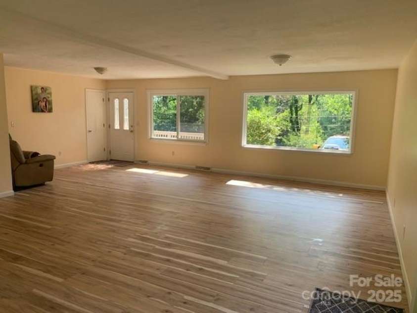 107 ROBLEIGH Drive, Hendersonville, NC 28739.  MLS# CAR4266575, YatesRealty ID 19426. WOW, VIEWS, PRIVACY, FRONT DECK AND THIS