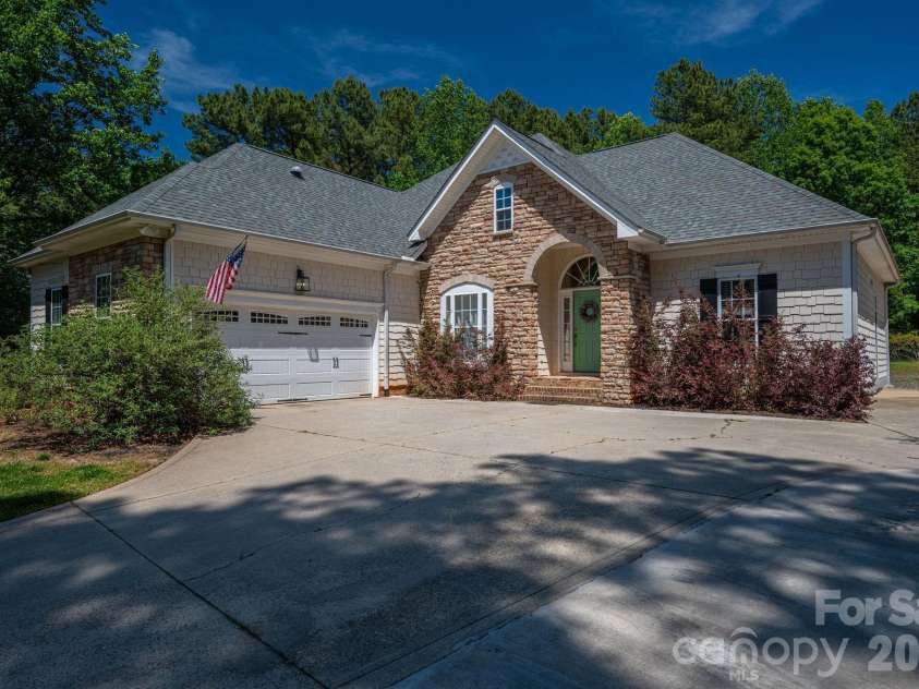 122 Maple View Drive, Troutman, NC 28166.  MLS# CAR4378569, YatesRealty ID 19426. 