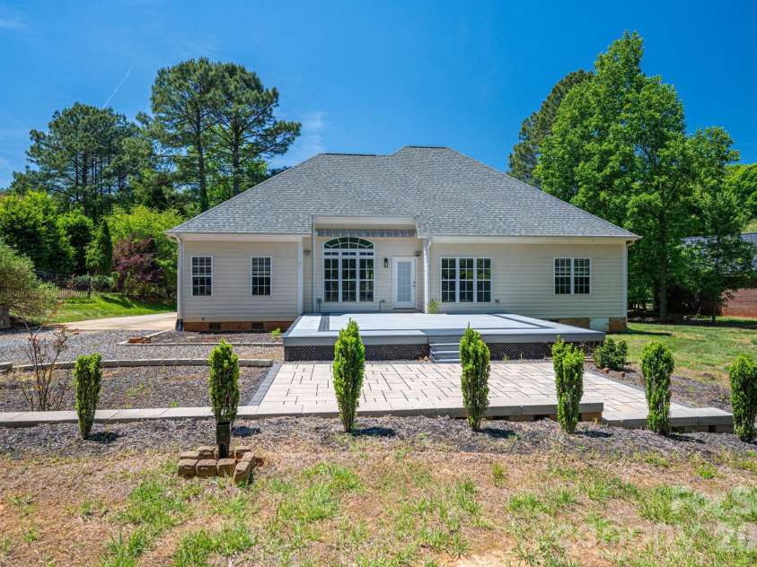 122 Maple View Drive, Troutman, NC 28166.  MLS# CAR4378569, YatesRealty ID 19426. 