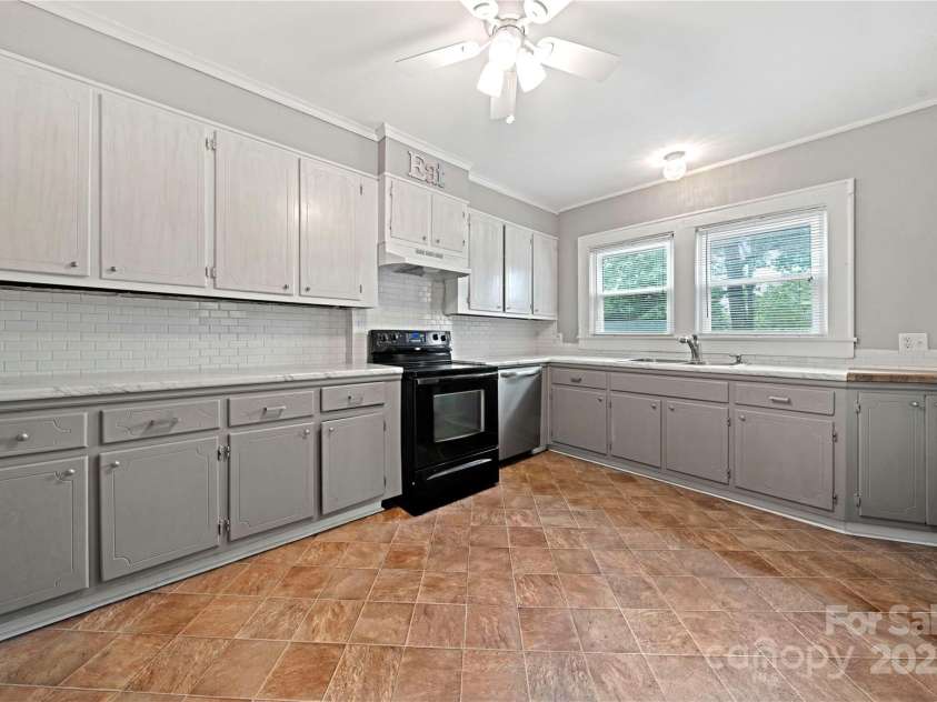 725 Graham Street, Shelby, NC 28150.  MLS# CAR4263455, YatesRealty ID 19428. Kitchen