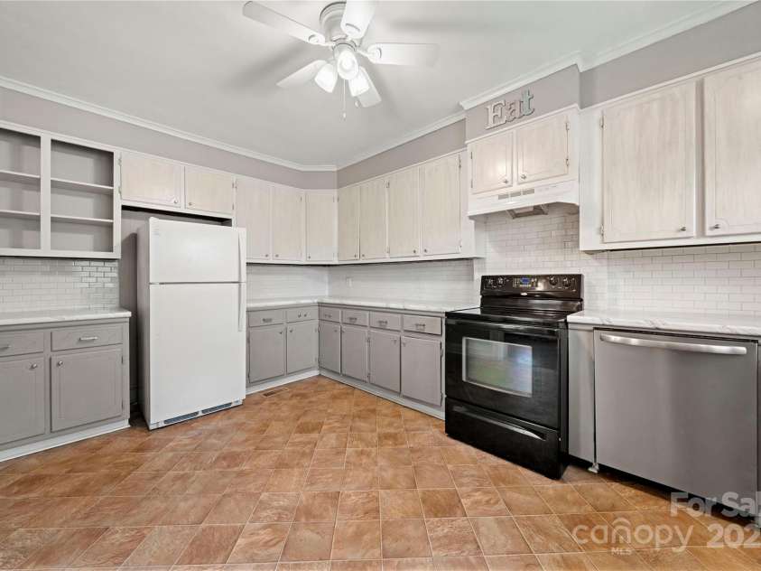 725 Graham Street, Shelby, NC 28150.  MLS# CAR4263455, YatesRealty ID 19428. Kitchen