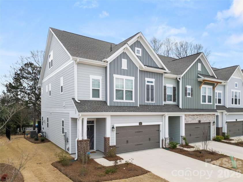 9021 Charles Francis Lane, Cornelius, NC 28031.  MLS# CAR4377901, YatesRealty ID 19428. 