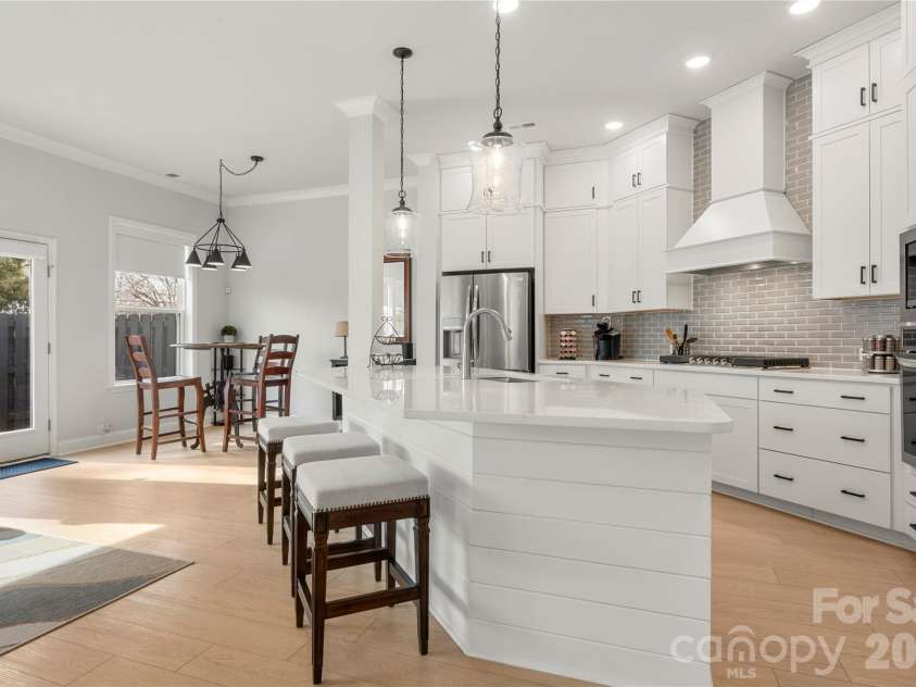 9021 Charles Francis Lane, Cornelius, NC 28031.  MLS# CAR4377901, YatesRealty ID 19428. 