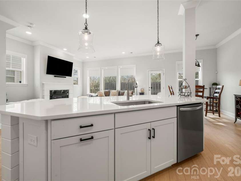 9021 Charles Francis Lane, Cornelius, NC 28031.  MLS# CAR4377901, YatesRealty ID 19428. 