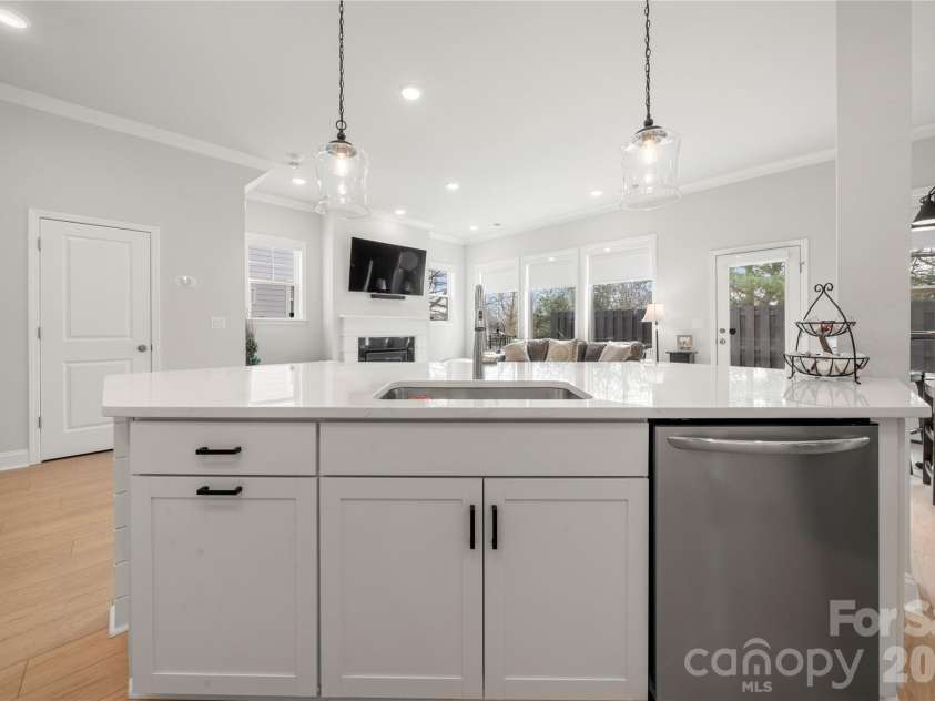 9021 Charles Francis Lane, Cornelius, NC 28031.  MLS# CAR4377901, YatesRealty ID 19428. 