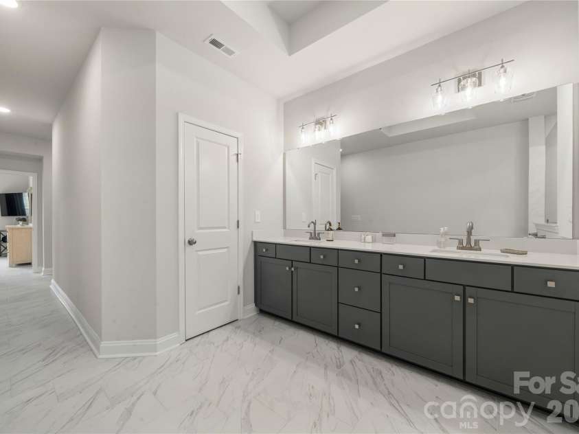 9021 Charles Francis Lane, Cornelius, NC 28031.  MLS# CAR4377901, YatesRealty ID 19428. 